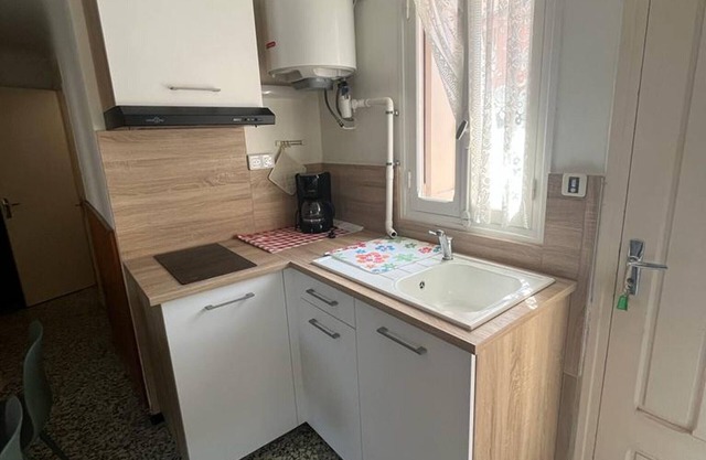Charming 2BR House in Saint-André, 10 Min to Beach, Terrace & Free Parking