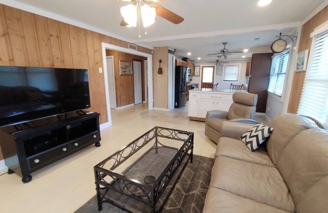 Charming 2nd floor 2-bedroom apartment in wonderful Surfside Beach, SC.