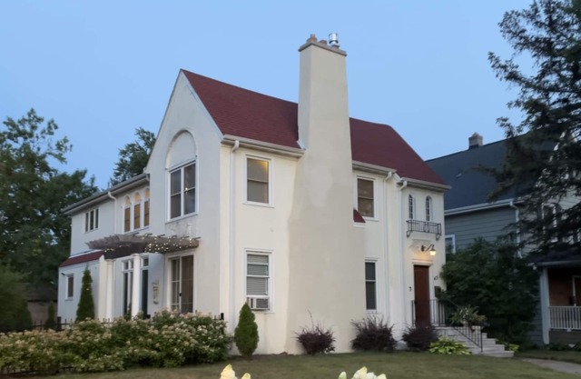 Charming 2nd floor duplex in the City of Lakes