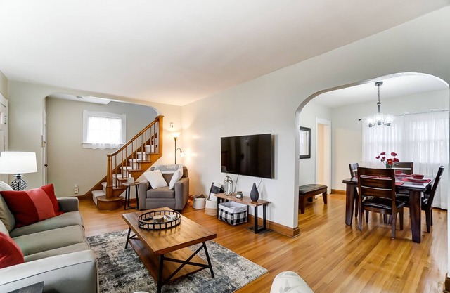 Charming 3 bdr! City location! Great parking!