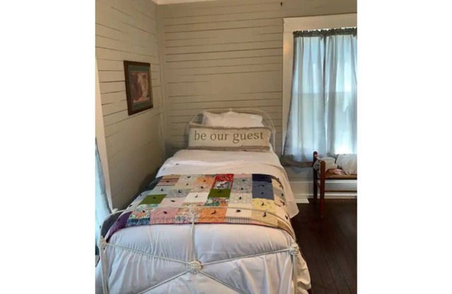 Charming 3 BDRM 1920s home on 70 Acres in Cranfills Gap