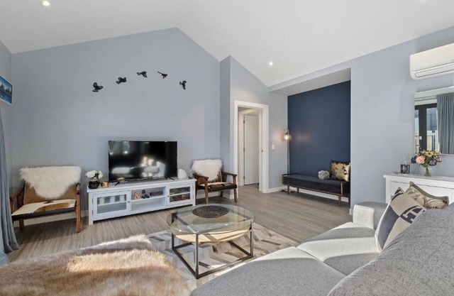 Charming 3-bedroom apartment with AC, WiFi in delightful Lake Hayes Estate