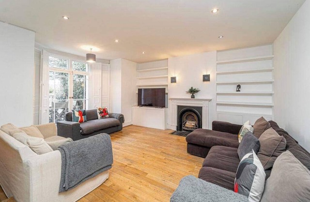 Charming 3-Bedroom Flat in London
