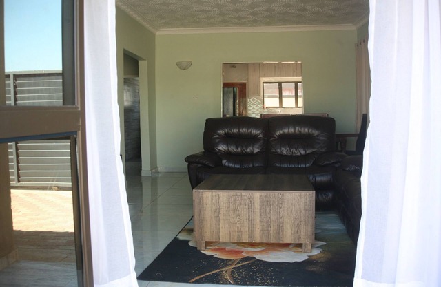 Charming 3-bedroom house with WiFi, AC in beautiful Victoria Falls