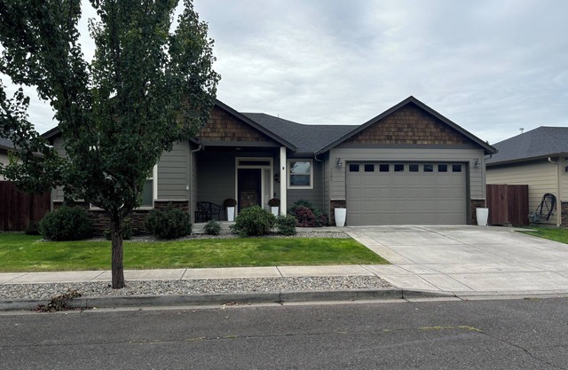 Charming 3-bedroom house with WiFi, AC in peaceful Battle Ground