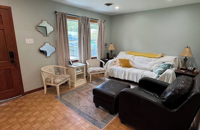 Charming 3-bedroom house with covered parking in quaint Ocean Springs. nn