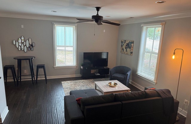 Charming 3-bedroom/3 bath townhome with WiFi in Auburn. Near campus!
