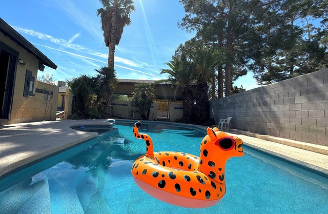 Charming 3-bedroom cottage in fantastic Las Vegas with Pool