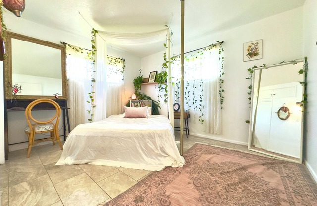 Charming 3-bedroom cottage with AC, fitness room in Tempe