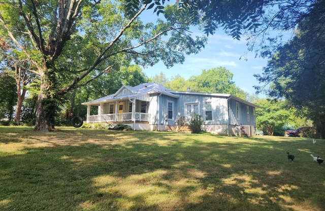 Charming 3-bedroom farmhouse private 15 minutes to downtown Chattanooga