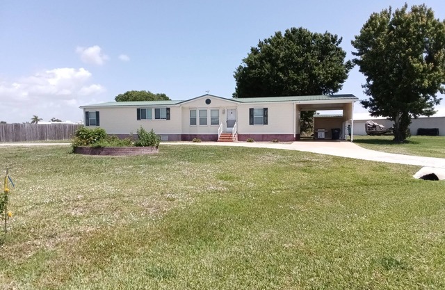 Charming 3 bedroom Florida Gator Camp 2.0 off the rim of Lake Okeechobee - BHR