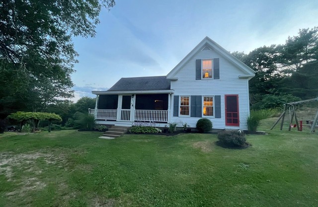 Charming 3-bedroom farmhouse in fabulous Phippsburg!