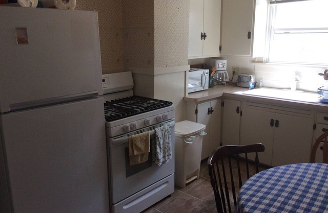 Charming 3-bedroom farmhouse with WiFi, AC. Oldest home ON the ND campus.