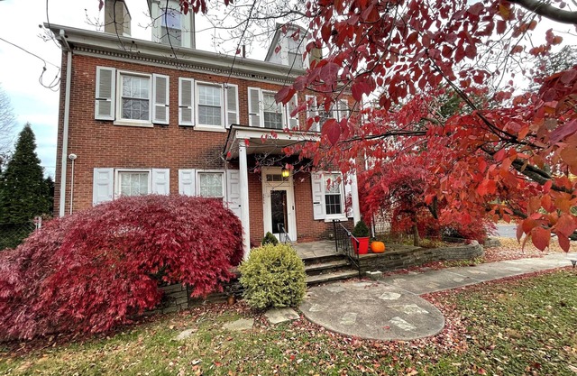 Charming 3-bedroom farmhouse in Newportville with fast WiFi and AC