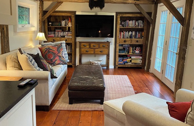 Charming 3-bedroom farmhouse in Colrain w/gorgeous view/outdoor space