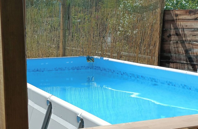 Charming 3-bedroom house boat with AC, WiFi in beautiful Bellegarde