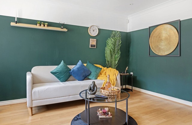 Charming 3-bedroom house with WiFi, AC in lovely Nottingham