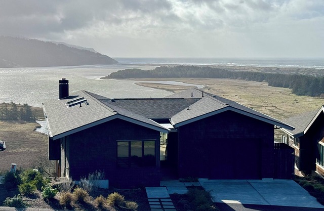 Charming 3-bedroom home - WiFi, AC, & Clubhouse access in enjoyable Pacific City