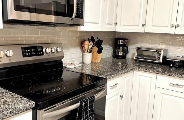 Charming 3-bedroom house with WiFi and AC in Lauderhill