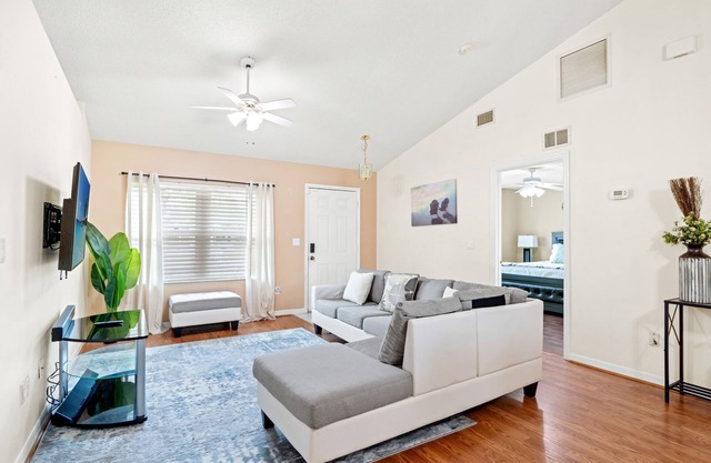 Charming 3-bedroom house with POOL, Firepit & WiFi/close to beach
