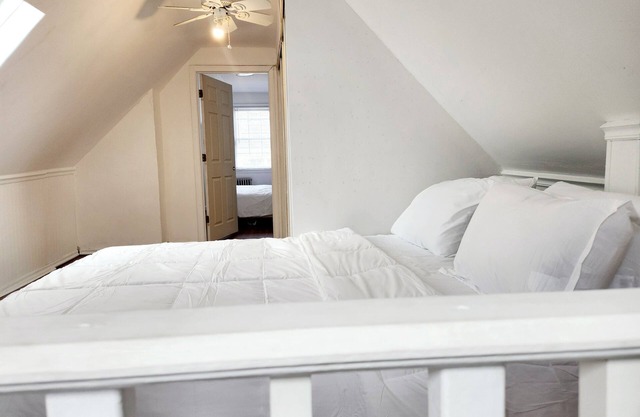 Charming 3-bedroom house withAC in Dix Hills