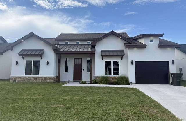 Charming 3-bedroom House in Harlingen's Newest Subdivision.