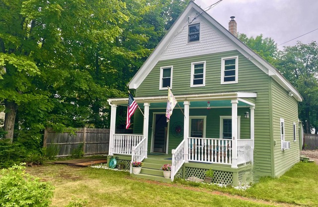 Charming 3-bedroom home away from home in lovely Bartlett NH, Adventure awaits.