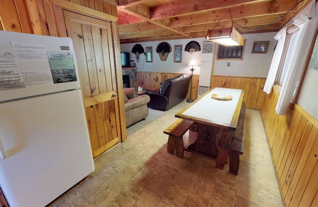 Charming 3-bedroom home on Pinecreek in Gaines with AC, hot tub, fire ring, WiFi