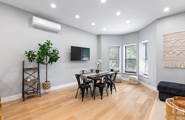 Charming 3-bedroom house with WiFi and AC in delightful Brooklyn