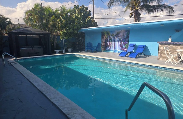 Charming 3-bedroom house with WiFi, AC in awesome Hialeah. La casa Cubana.
