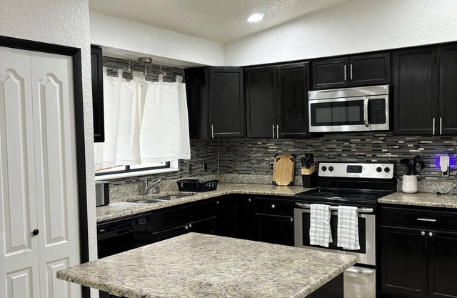 Charming 3-bedroom house in fantastic Orlando with AC, WiFi