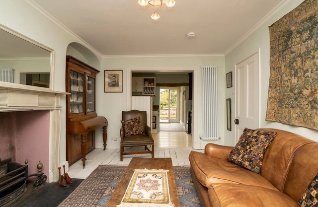 Charming 3 Bedroom House next to Victoria Park | Pass the Keys