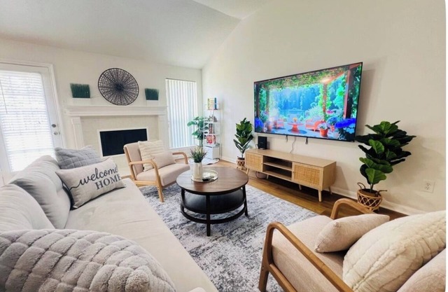 Charming 3-bedroom house in delightful Katy! Perfect for family groups!