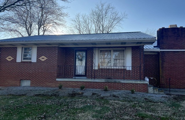 Charming 3-bedroom house in pleasant Marion with AC, fitness room, WiFi.