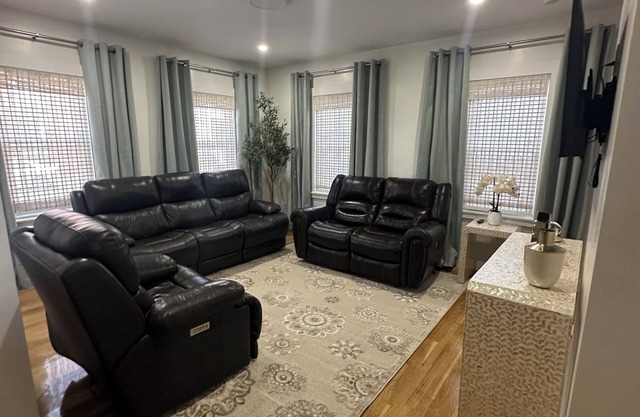 Charming 3-bedroom house in the HEART of SALEM!
