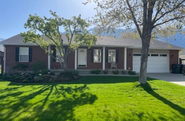 Charming 3-bedroom house, WIFI, hot tub, pool Table, and close to ski resorts.