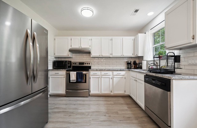 Charming 3-Bedroom Retreat with Fire Pit ~10min to UNCC