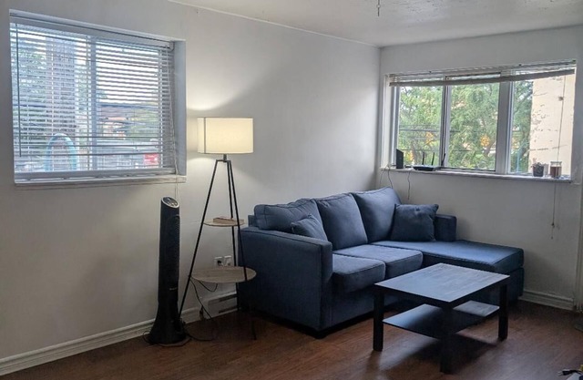 Charming 3 bedroom Townhouse Toronto Near long branch Go station