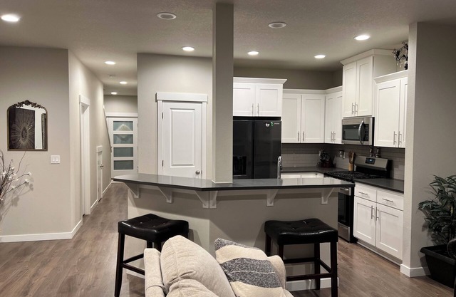 Charming 3-bedroom townhome with WiFi and AC in Happy Valley!