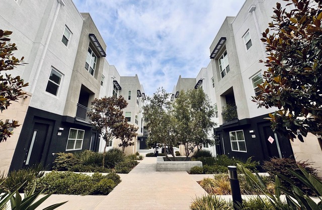 Charming 3-bedroom townhome close to Newport beach SCP and Disney