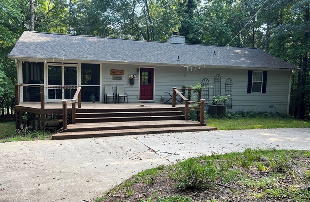 Charming 3-bedroom family cabin on the lake with dock, screened porch, & wi-fi!n