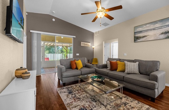 Charming 3-bedroom house in fantastic Haines City with WiFi, AC, near Disney