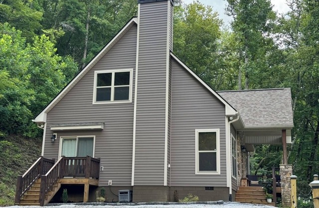Charming 3-bedroom house in Robbinsville with AC, WiFi, Hot Tub, Fire Pit