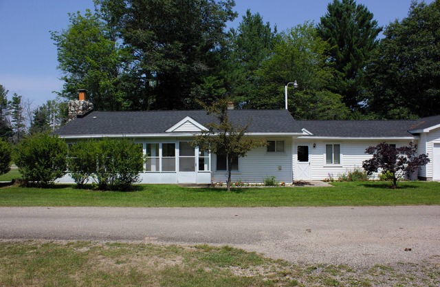 Charming 3-bedroom vacation house in East Tawas on Tawas Bay Point.