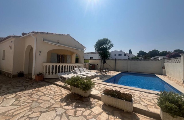 Charming 3-bedroom villa with private pool, parking, AC and WiFi in L'Escala