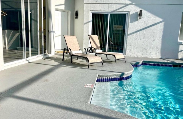 Charming 3BR home w/pool & WiFi, fully equipped, just 27 mins from Disney!