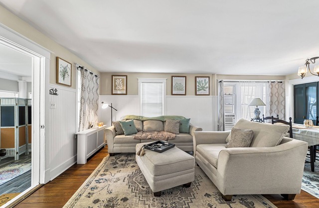 Charming 4-bed 2- Bath Home Close Proximity to Princeton Area and Sesame Place