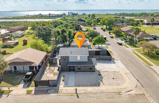 Charming 4-bedroom house with swimming pool and outdoor kitchen.