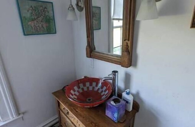 Charming 4-bedroom farmhouse in terrific Willsboro with WiFi