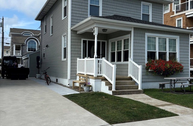 Charming 4-bedroom house with WiFi and AC on beach block in Brigantine